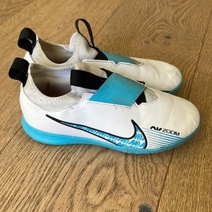 Nike Junior Zoom Mercurial Vapor 15 Academy IC Indoor Soccer Shoes size 1.5